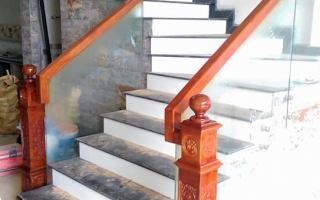 Cầu thang kính không trụ tay vịn gỗ tại Hưng Yên